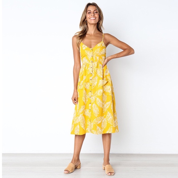 Dresses & Skirts - ✨⬇️Price drop!⬇️✨Sunny yellow dress w/ pockets